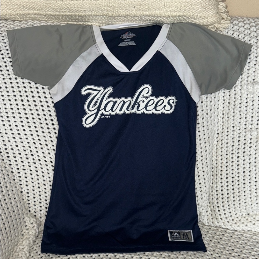 Majestic Yankees Short Sleeve Tee in Navy, Gray & White